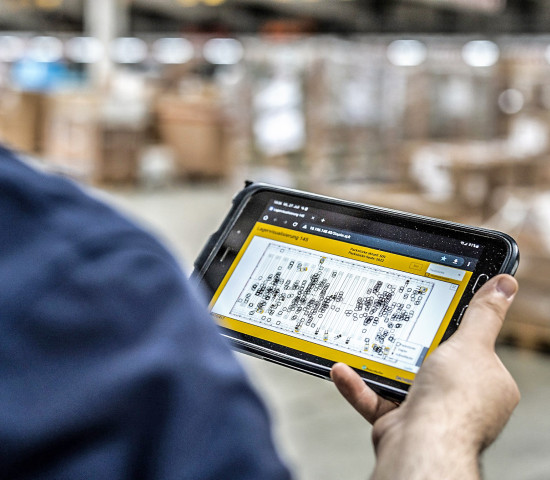 Die Echtzeitinformationen werden übersichtlich auf mobilen Geräten und Displays angezeigt und vereinfachen und beschleunigen die Arbeitsschritte und Übersicht.&nbsp;