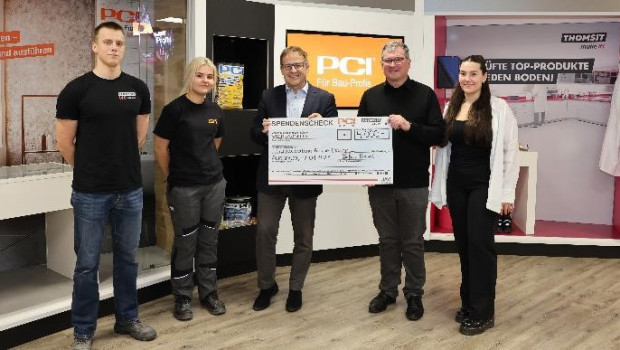 Die Azubis Sebastian Gruber und Pauline Heinz, Stefan Harder, Vorsitzender der PCI-Geschäftsführung, Domkapitular Dr. Andreas Magg und Nadja Erdhofer von der Jugend- und Auszubildendenvertretung waren bei der Scheckübergabe dabei.&nbsp;