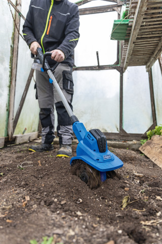 Die Akku-Motorhacke C-MT200-X eignet sich dank ihrer schmalen Arbeitsbreite ideal für Projekte im Gewächshaus. Die Akku-Motorhacke C-MT200-X eignet sich dank ihrer schmalen Arbeitsbreite ideal für Projekte im Gewächshaus.