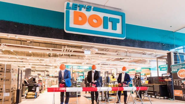 So geht Eröffnung: Per Schnitt mittels Kettensäge eröffneten Bezirksvorsteher Thomas Steinhart, Country Manager Stephan&nbsp;Kalteis vom Shopping-Center-Betreiber SES und 3e-Vorstand Markus Dulle den neuen Werkzeugfachmarkt im Huma Eleven.&nbsp;