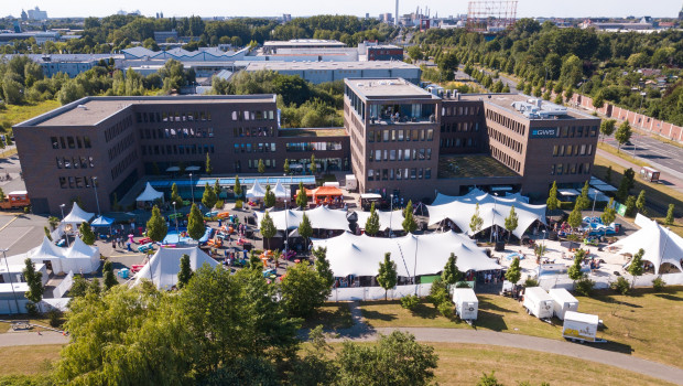 Anlässlich des runden Geburtstags wird auf dem Firmengelände gefeiert.&nbsp;