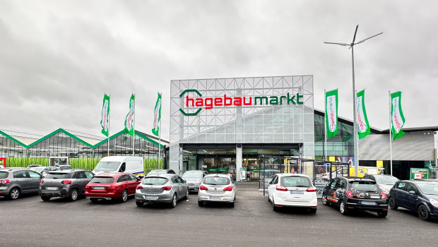 Neben dem großzügigen Eingangsbereich sollen die hohen Fahnenmasten im Hagebau-Dachmarken-Design die Aufmerksamkeit auf sich lenken. Neben dem großzügigen Eingangsbereich sollen die hohen Fahnenmasten im Hagebau-Dachmarken-Design die Aufmerksamkeit auf sich lenken.