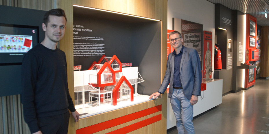 Dr. Ingo Stader (r.) und Dr. Max Schlenker von der Geschichtsagentur H&C Stader in Mannheim haben im Auftrag von Bauhaus eine Ausstellung und eine Dokumentation in Buchform über das Unternehmen erarbeitet.