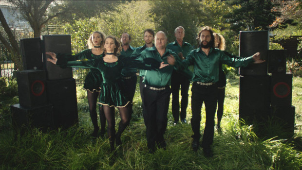 Die Hagebaumärkte werben mit einer neuen 360°-Werbekampagne für sich: Auch die Riverdancer schaffen es nicht, den Rasen zu kürzen.