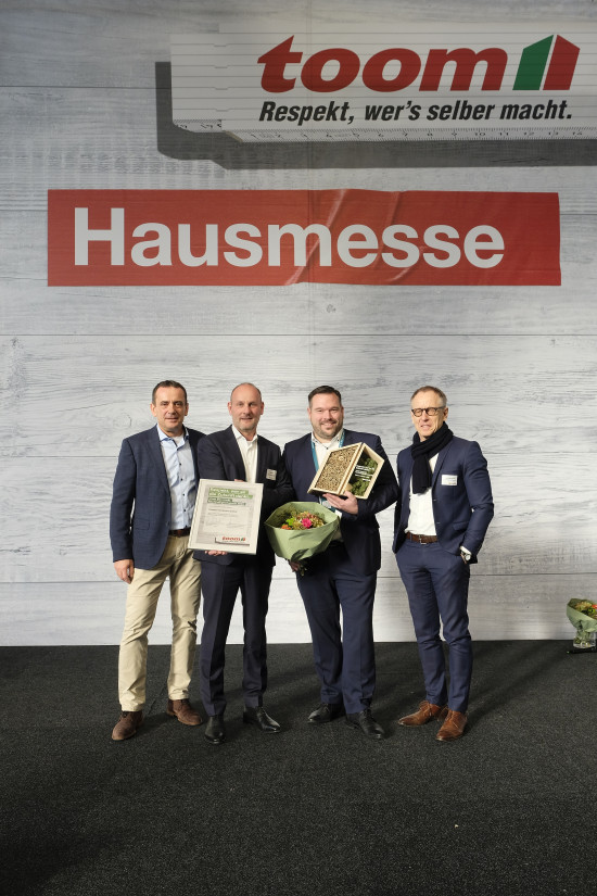 Beim Nachhaltigkeitsengagement konnte die Classen Vertriebs GmbH überzeugen: Dominique Rotondi, Geschäftsführer Einkauf und Logistik Toom, Markus Ehler, Geschäftsführer D-A-CH Classen, sowie Sebastian Meeth, Key-Account Classen, und Hans-Joachim Kleinwächter, Geschäftsführer Category Management Toom.&nbsp;