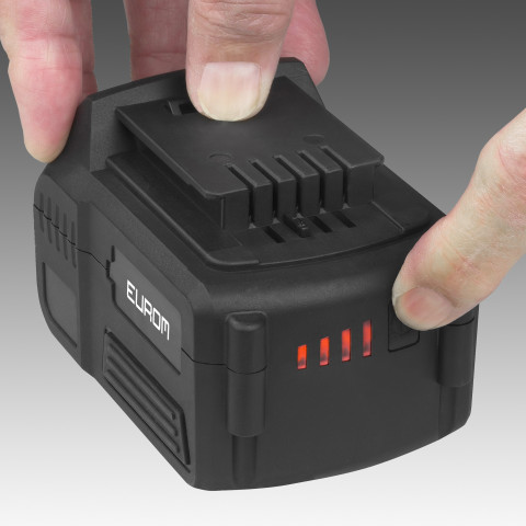 Der Eurom-Akku ist mit Laubbläser und Unkrautbürste kompatibel und bietet circa 40 Minuten Laufzeit.