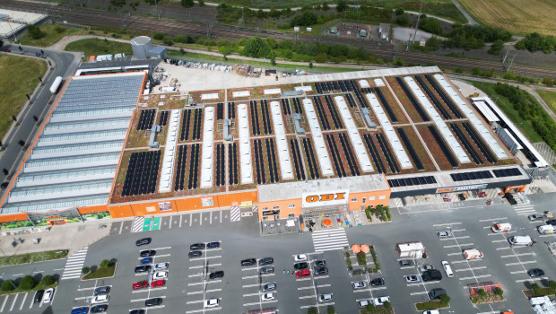 Die 1.078 PV-Module auf dem Dach des Obi-Marktes in Limburg erzeugen rund 474,32 kWp. Die 1.078 PV-Module auf dem Dach des Obi-Marktes in Limburg erzeugen rund 474,32 kWp.