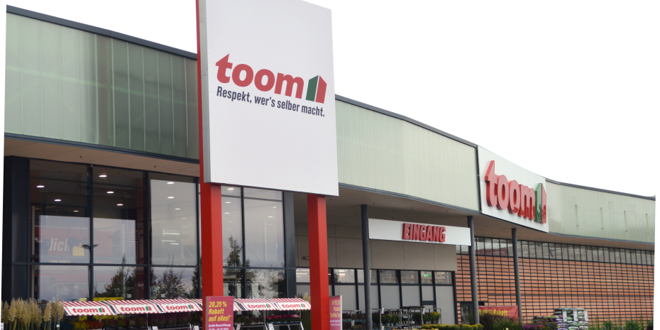 Mit einer geschwungenen Fassade begrüßt der neue Toom-Standort seine &nbsp;Kunden.