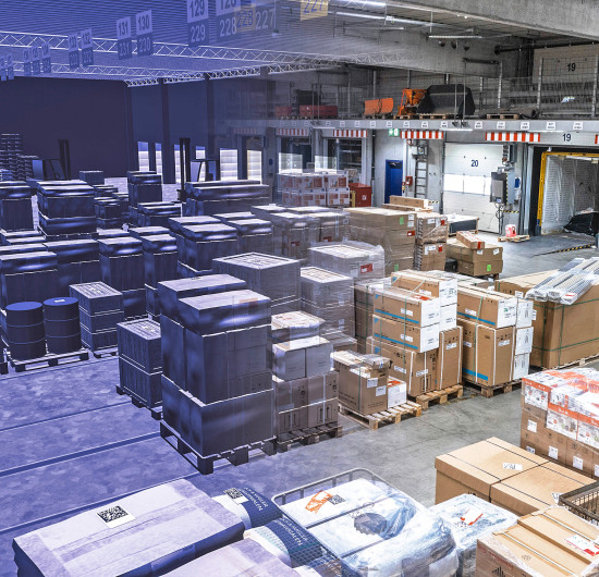 Hunderte von Scaneinheiten an der Hallendecke erfassen Datamatrix-Codes auf den Packstücken und erstellen einen sogenannten Digitalen Zwilling.