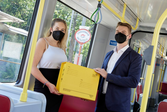 Unter dem Namen „Öffi-Packerl“ haben Fraunhofer Austria und die Wiener Linien ein Projekt gestartet, bei dem Fahrgäste Pakete in der Straßenbahn transportieren.&nbsp;
