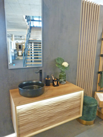 Auf zwei Etagen präsentiert Fackelmann Brands die Neuheiten bei &nbsp;seinen Badmöbelmarken. So besticht etwa die Lanzet-Serie Dune durch eine Wellenoptik mit gefrästen Holzoberflächen und dem beleuchteten Unterschrank.