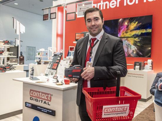 Alexander Diesendorf von contact Auszeichnungssysteme mit manuellem Gerät und Einkaufskorb.