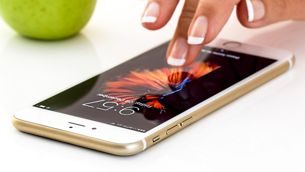 Nach HDE-Schätzungen machte der Online-Handel im Jahr 2019 54 Prozent seines Umsatzes über mobile Endgeräte. Nach HDE-Schätzungen machte der Online-Handel im Jahr 2019 54 Prozent seines Umsatzes über mobile Endgeräte.